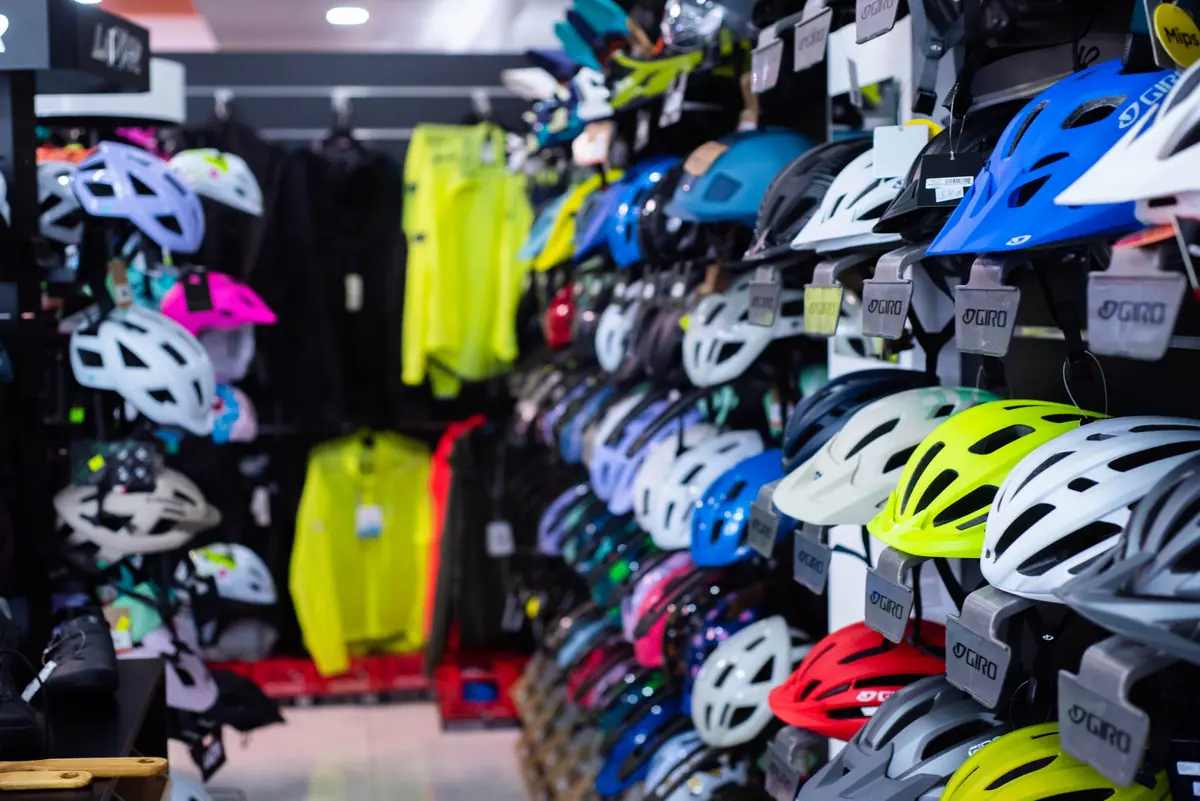 Wnętrze salonu Super Koło - ściana z akcesoriami i odzieżą rowerową