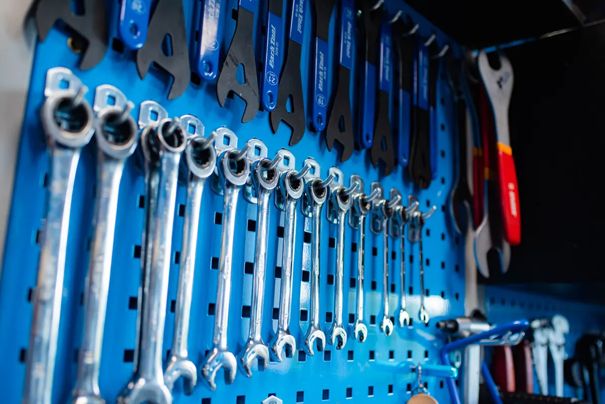 Warsztat serwisowy Super Koło - stanowiska serwisowe i mechanicy przy pracy